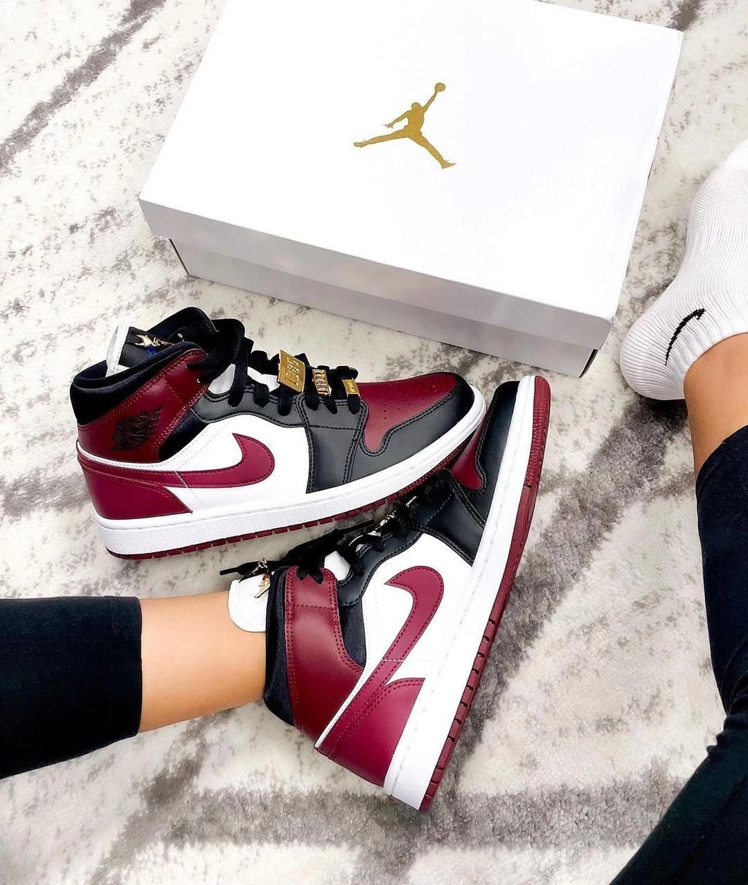 Air Jordan 1 Mid SE Gold Pendants фото