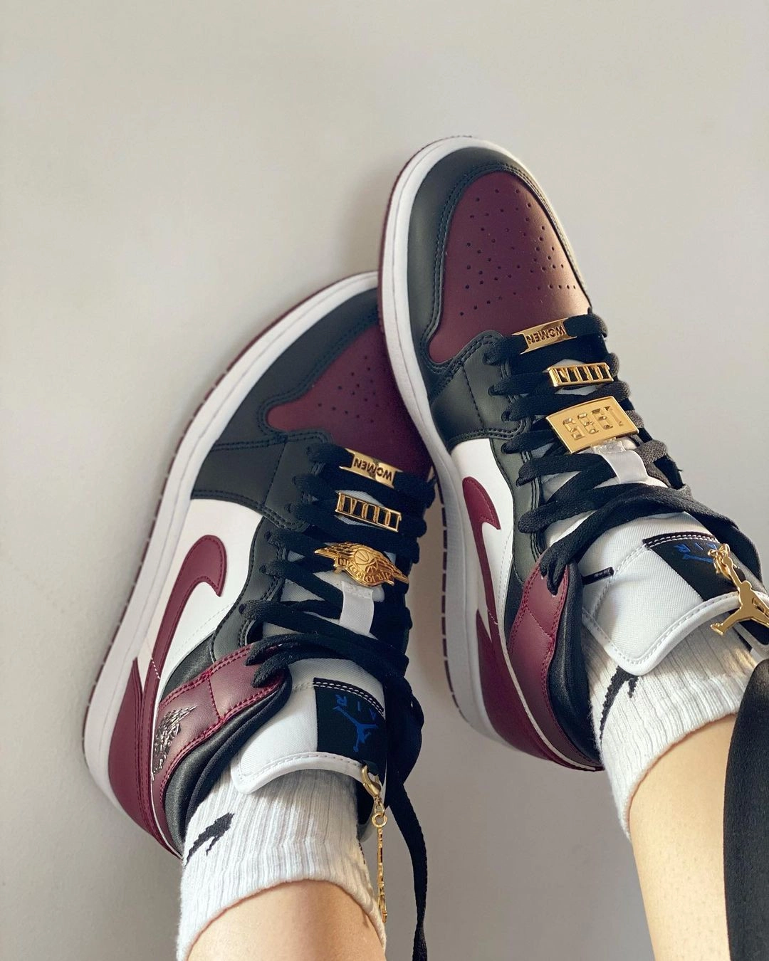 Air Jordan 1 Mid SE Gold Pendants фото