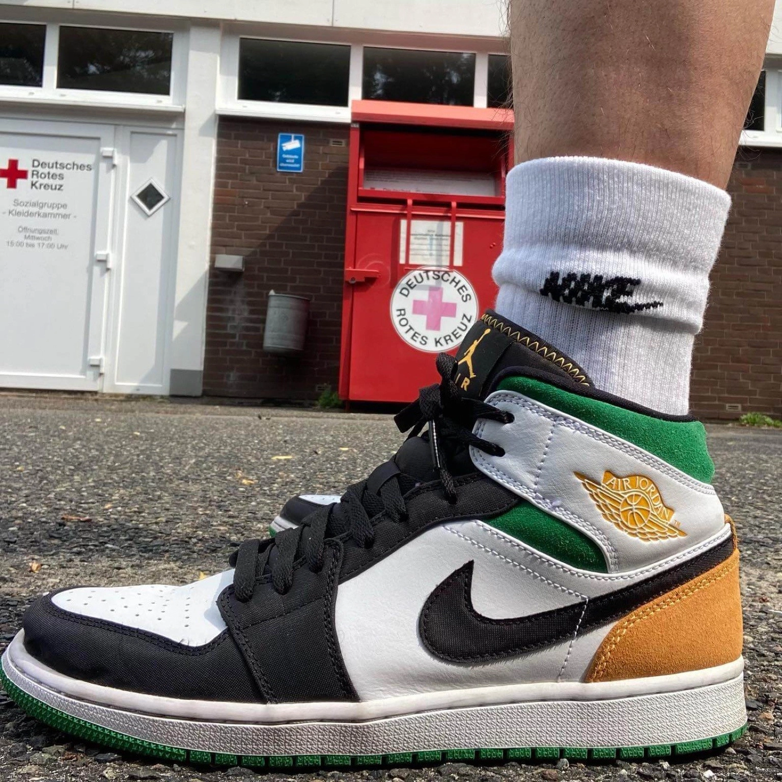 Air Jordan 1 Mid Oakland (2020) фото
