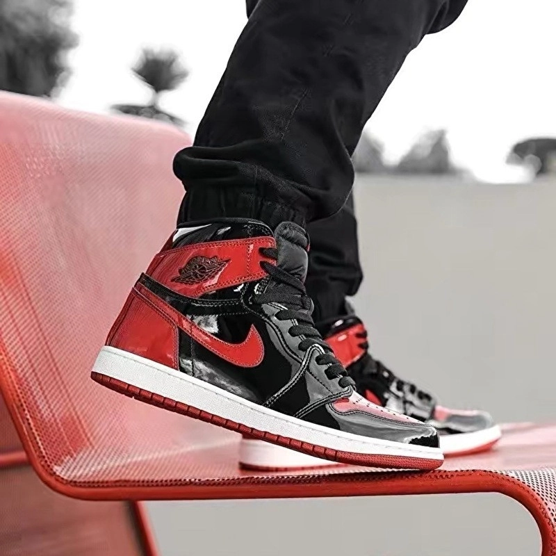 Air Jordan 1 High 1 Retro High OG Patent Bred фото