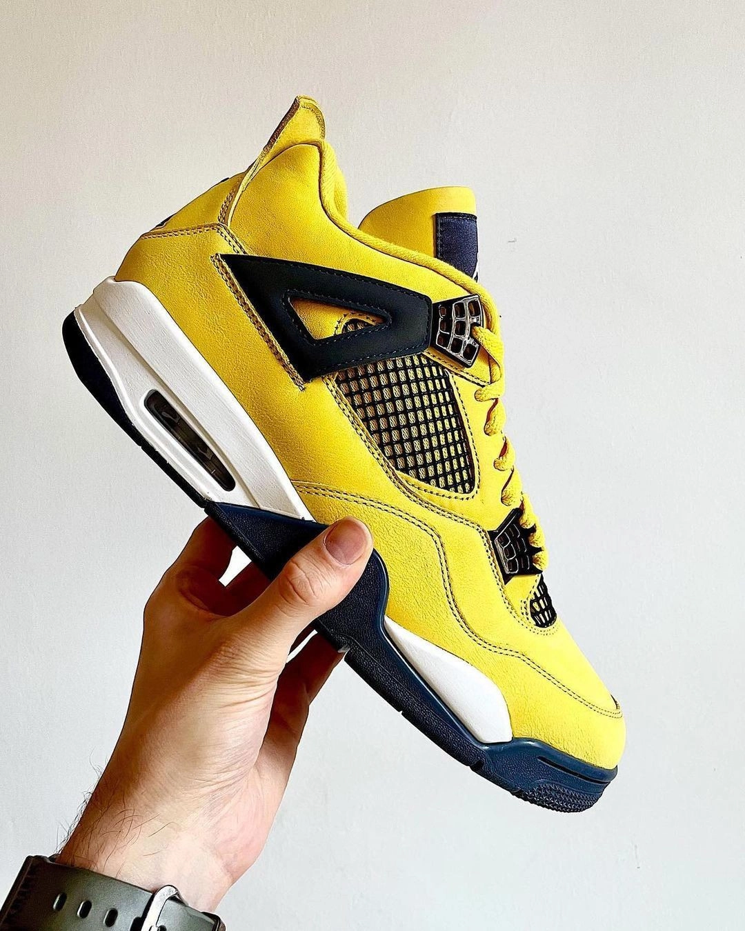 Air Jordan 4 Retro Lightning 2021 фото