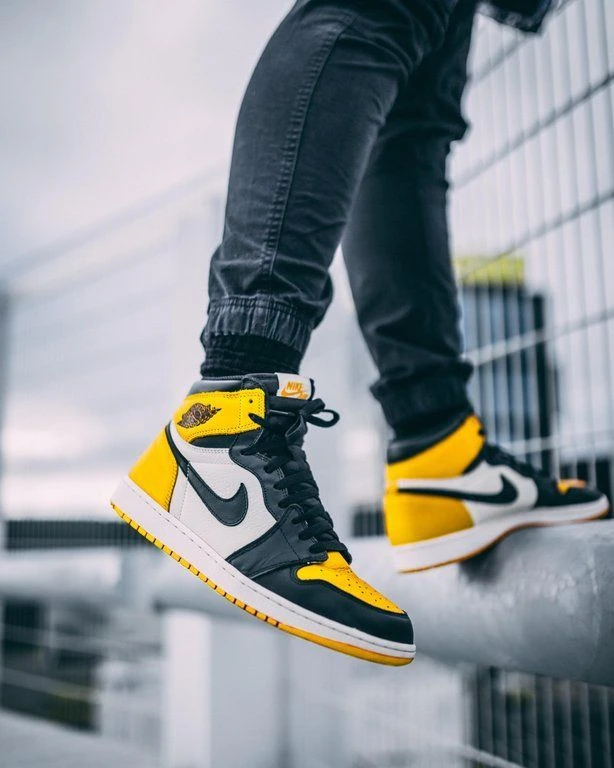 Nike jordan shoes black and yellow best sale