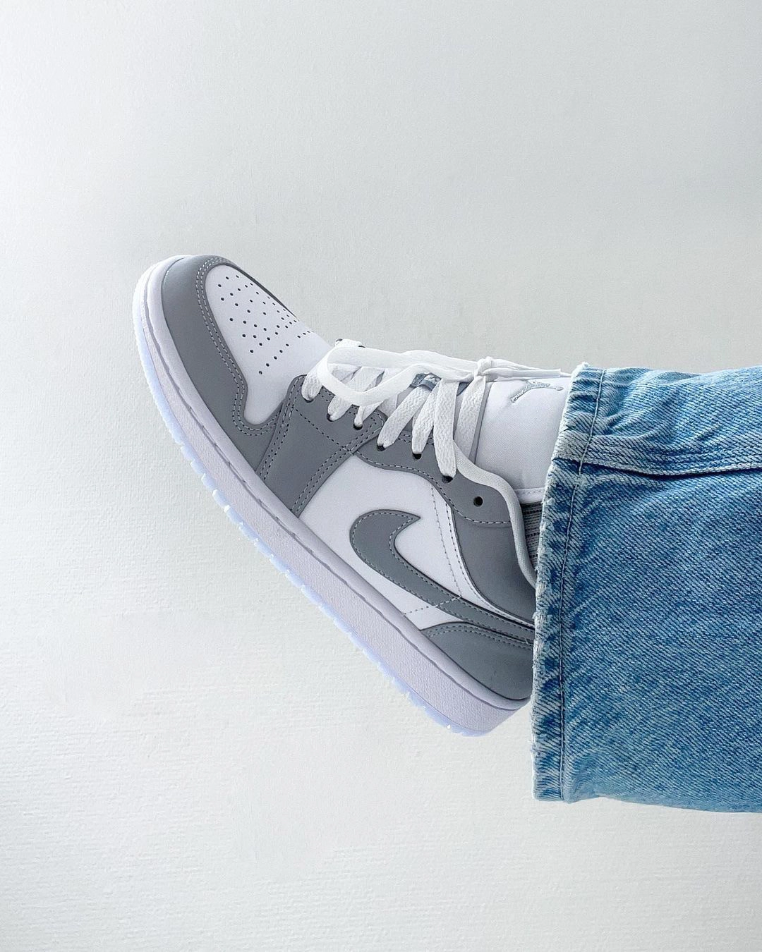 Air Jordan 1 Low Wmns White Wolf Grey фото