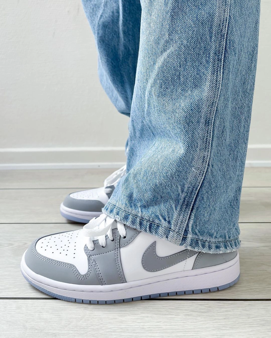 Air Jordan 1 Low Wmns White Wolf Grey фото