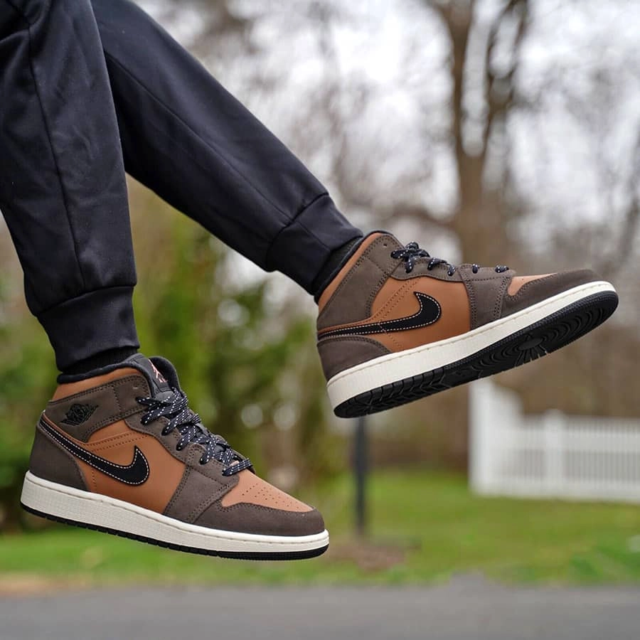 Air Jordan 1 Mid SE Dark Chocolate фото