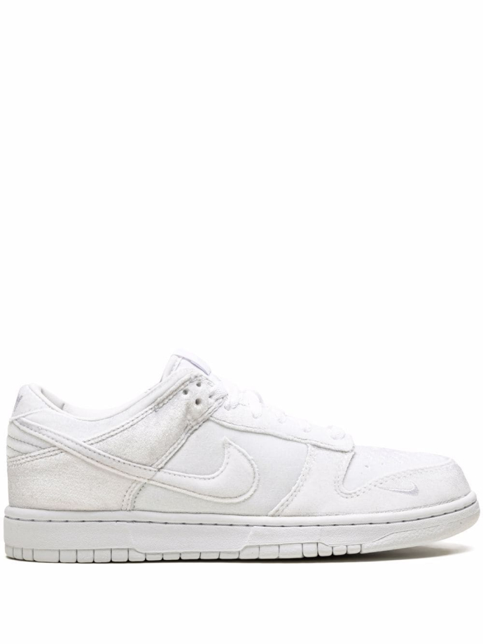 Nike dunk hotsell triple white