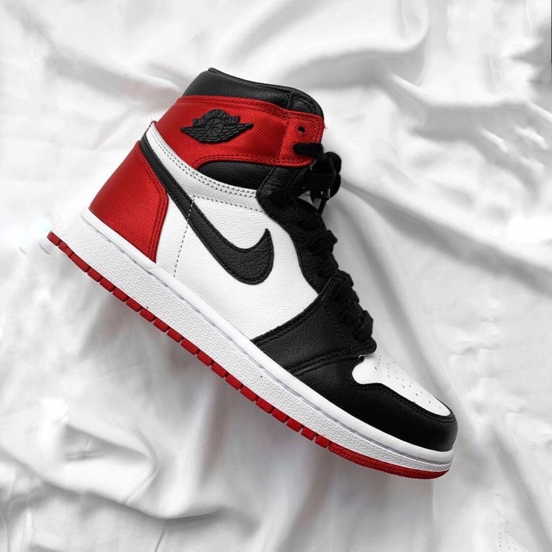 Air Jordan 1 High Womens Nike AJ I 1 Retro High 'Satin Black Toe' (2019) фото