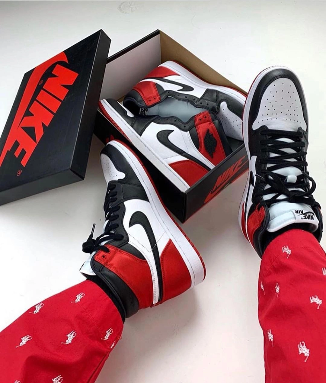 Air Jordan 1 High Womens Nike AJ I 1 Retro High 'Satin Black Toe' (2019) фото