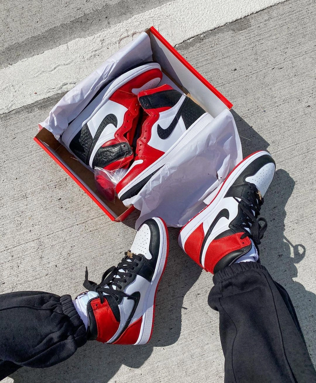 Air Jordan 1 High Womens Nike AJ I 1 Retro High 'Satin Black Toe' (2019) фото