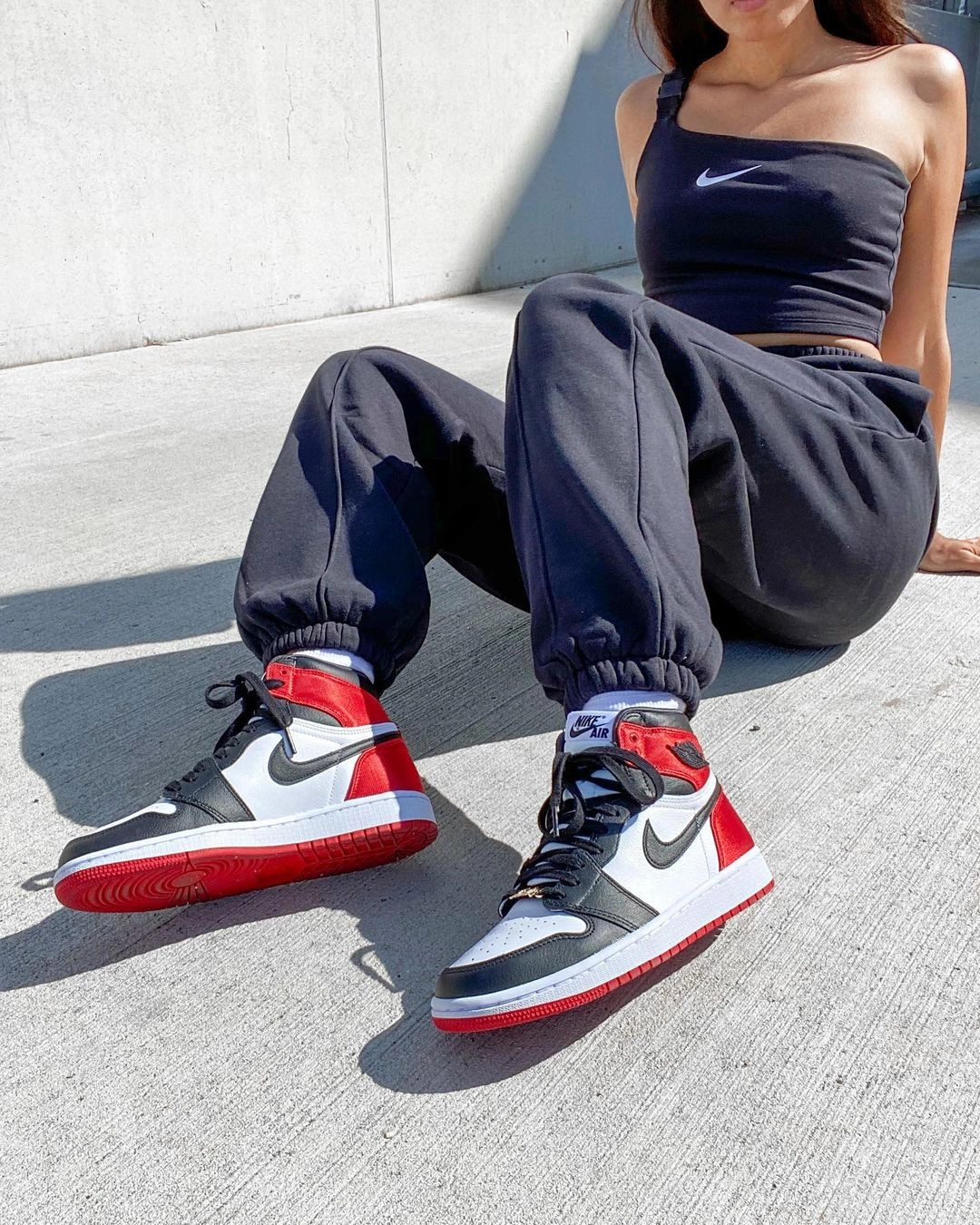 Air Jordan 1 High Womens Nike AJ I 1 Retro High 'Satin Black Toe' (2019) фото